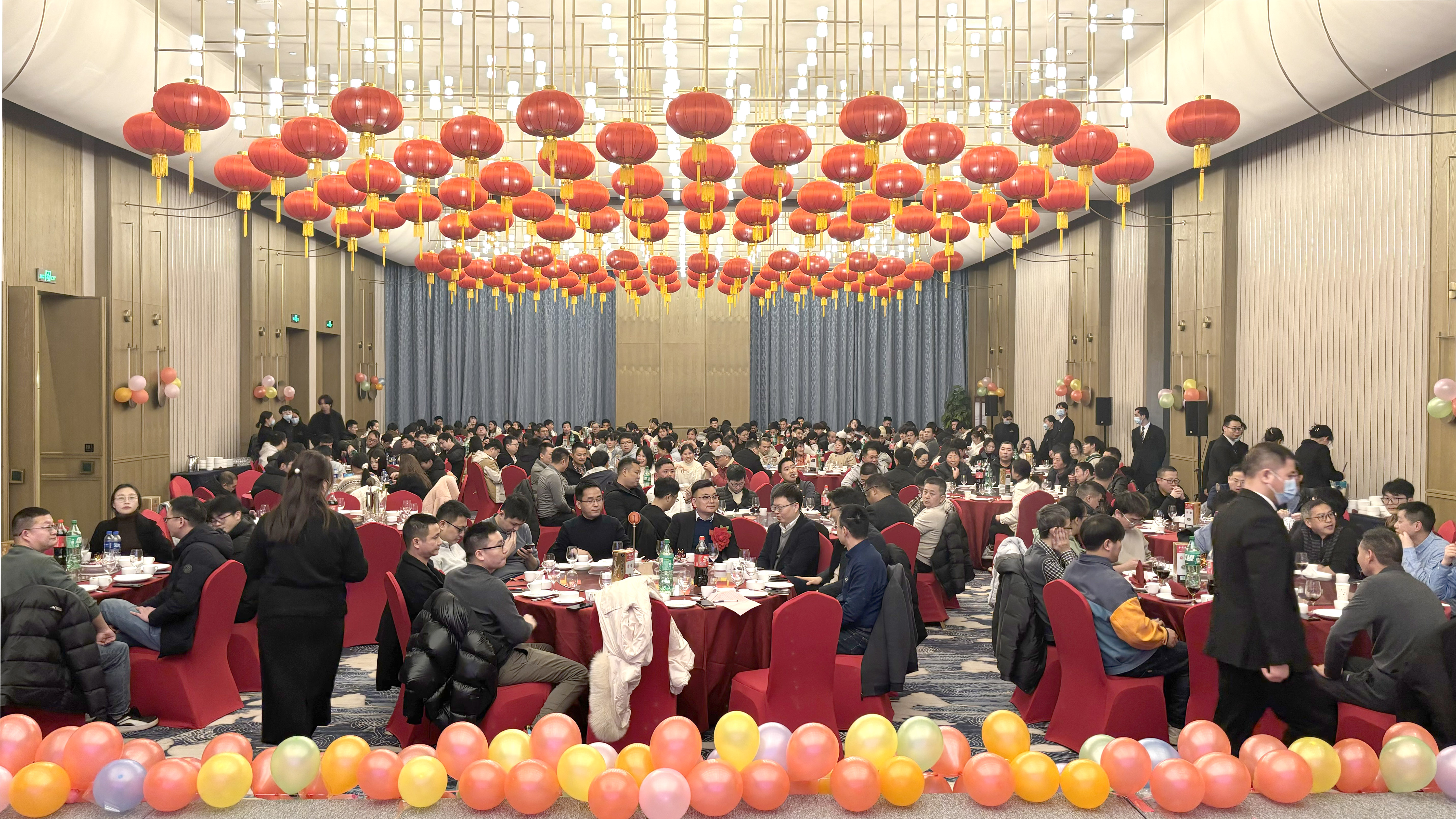 乘风破浪创佳绩 继往开来铸辉煌  哈哈体育微2023年度表彰大会暨2024年迎春晚会胜利召开