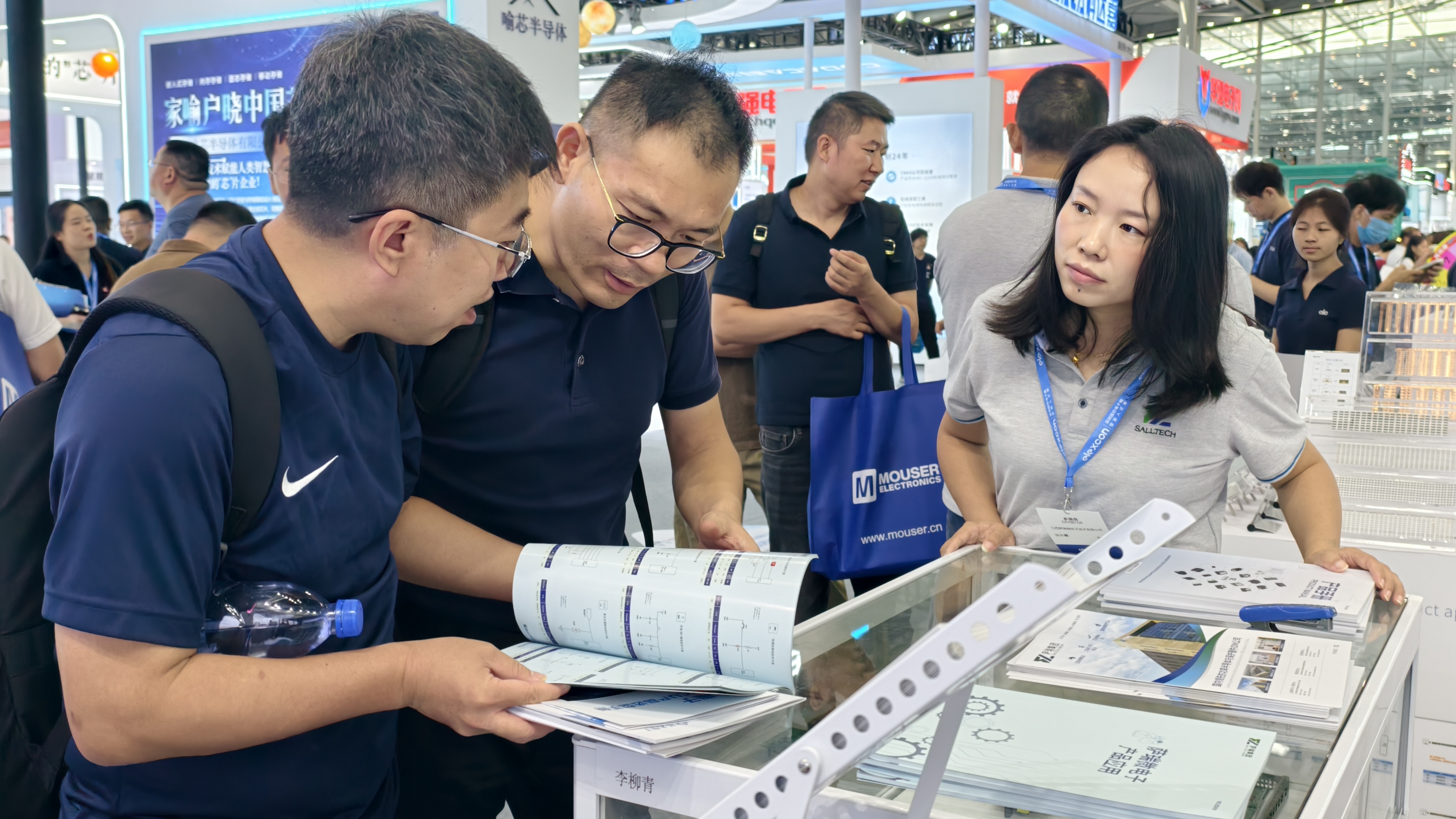 荣耀收官！江西哈哈体育微电子闪耀 2025 深圳电子展并荣获年度大奖